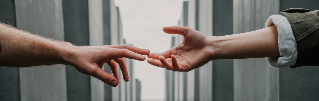 Die Bereitschaft authentisch mit allem da zu sein, was sich in der Verbindung oder in einem Konflikt zwischen zwei oder mehreren Parteien zeigt. Das Prinzip fordert uns auf, genau zu schauen ob wir uns ganz in die Verbindung einbringen oder ob wir uns gewohnheitsmässig einem bestimmten Gefühl, einer Verhaltensweise oder einer Rückmeldung entziehen.