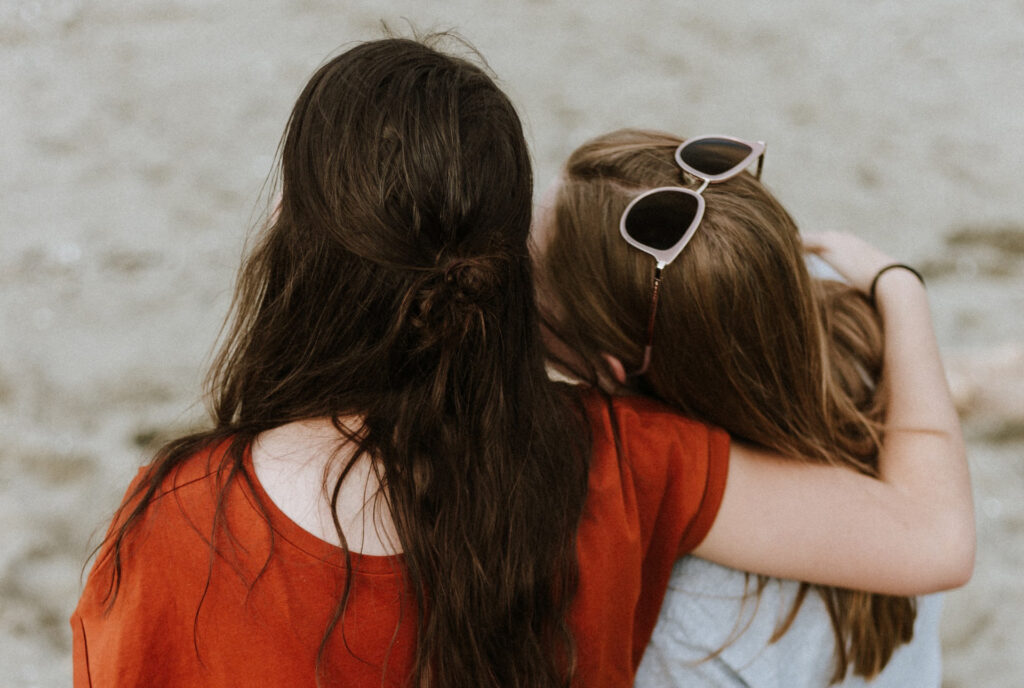 ‚Being with the Other in their World‘ beschreibt diese neugierige, offene Haltung der Wahrnehmung anderer Gegenüber. Wir schliessen zum Beispiel bei der Aussage ‚Ich fühle mich traurig‘ nicht automatisch auf unsere eigene Erfahrung mit Trauer, sondern fragen nach: ‚Wie ist das für dich gerade traurig zu sein? Ist das angenehm oder unangenehm? Was für eine Art Trauer fühlst du?’ Durch diese Unvoreingenommenheit erfahren wir schneller viel mehr darüber was wirklich passiert, ohne voreilig zu Schlüssen und Annahmen zu gelangen.