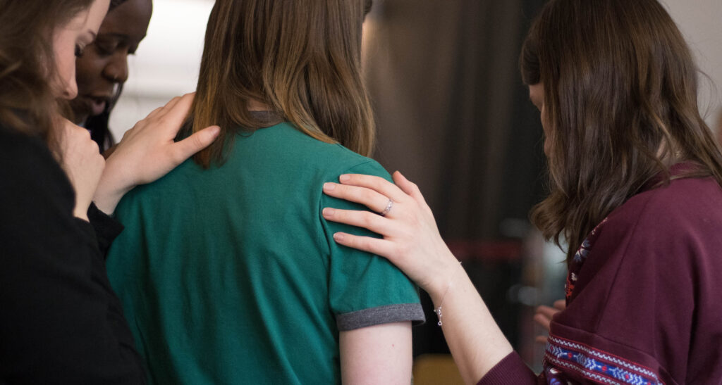 Durch die meditative Achtsamkeit und das ‚reinzoomen’ auf das, was zwischen uns Menschen passiert, kommen wir schnell mit unserem Körper, unseren Gefühlen und Empfindungen in Kontakt und können beginnen die emotionalen Abläufe zu erkennen und zu verstehen. So entwickeln wir relativ schnell ein Bewusstsein für unsere eigentlichen Bedürfnisse (wie hier zum Beispiel Sicherheit und Autonomie) und können anfangen, diese direkt zu befriedigen. Indem ich zum Beispiel darum bitte dass jemand näher kommt, weg geht, mir die Hand auf die Schulter legt oder was immer es gerade braucht um eine Erfahrung von Sicherheit oder Autonomie zu ermöglichen.