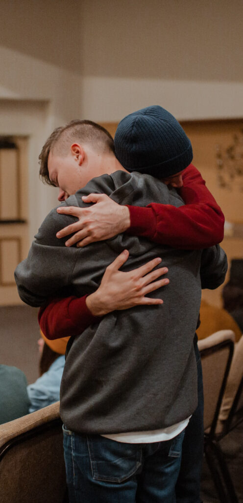 Und dies ist natürlich nur möglich in Beziehung zu anderen Menschen! Wir brauchen andere Menschen, die uns Rückmeldungen darüber geben können, welchen Effekt unsere Handlungen und Reaktionen auf unser Umfeld haben. Wir müssen direkt erfahren können, welchen Einfluss wir auf eine bestimmte Situation haben.