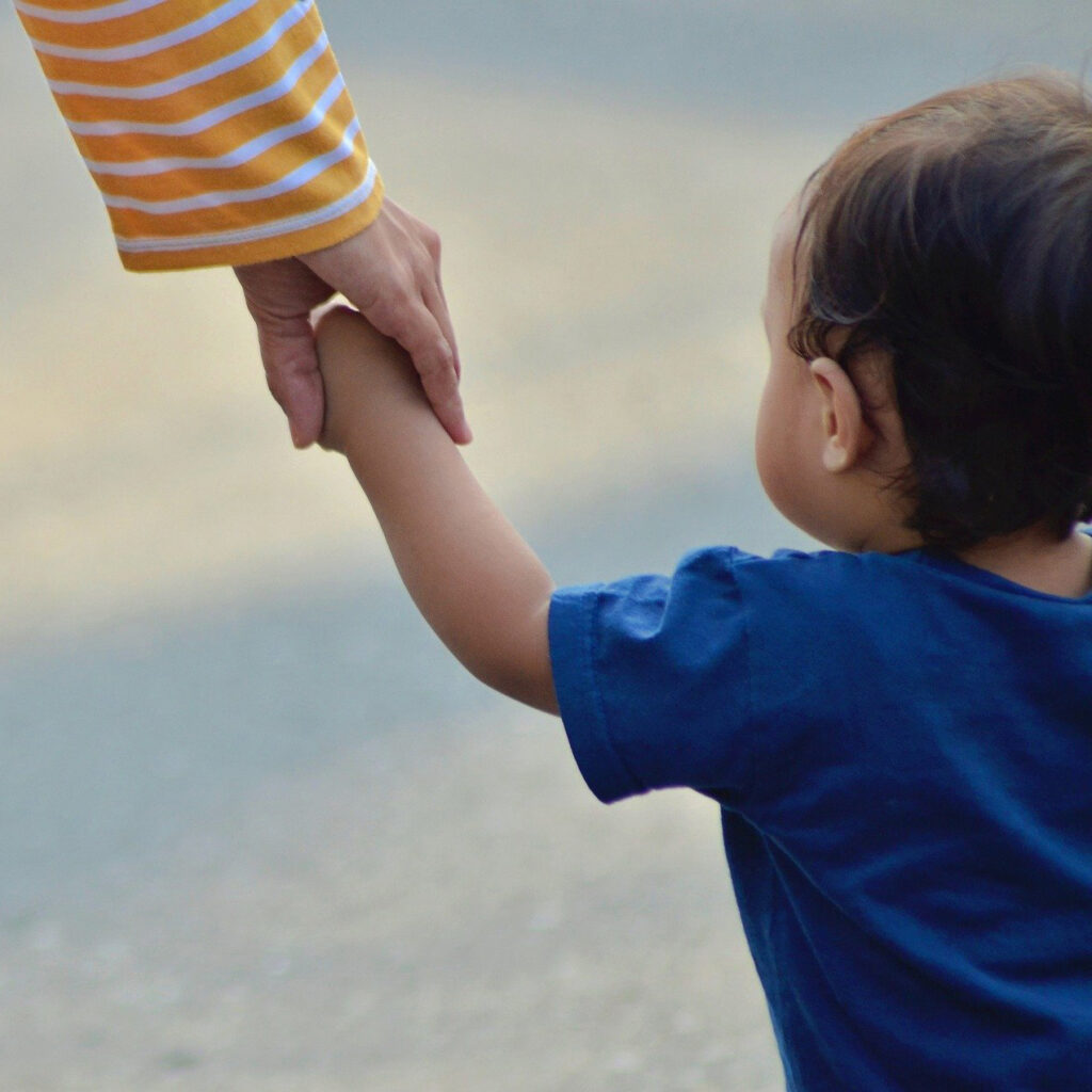 In all diesen Fällen wird das Kind lernen Verantwortung zu tragen, die nicht die seine ist. Da die Bindung an die Mutter und die Familie für das Kind überlebenswichtig sind, und weil es in gewissen Altersstufen noch gar nicht so genau zwischen ‚Ich‘ und ‚Du‘ unterscheiden kann, beginnt das Kind sich an die Überforderung der Eltern anzupassen.